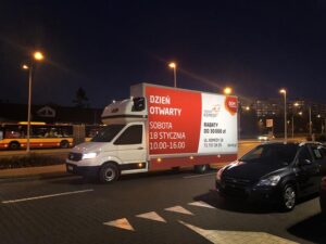 Skuteczna promocja firmy przez reklamę na samochodzie w Łodzi