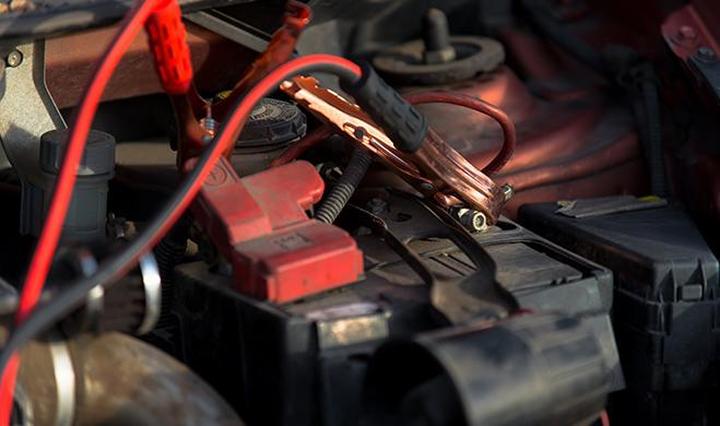 Montaż akumulatora w samochodzie