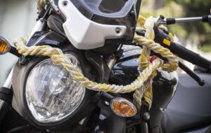 Holowanie motocykla – poznaj zasady i uniknij nieprzyjemności na drodze