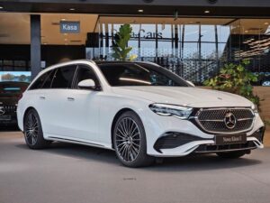 Mercedes-Benz Klasa E: Kluczowe Cechy, Opinie Użytkowników i Porównania na Rynku