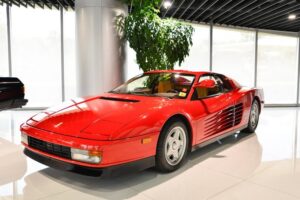 Odkryj pasjonujący świat Ferrari Testarossa 1:24 – idealny model do składania dla każdego fana motoryzacji