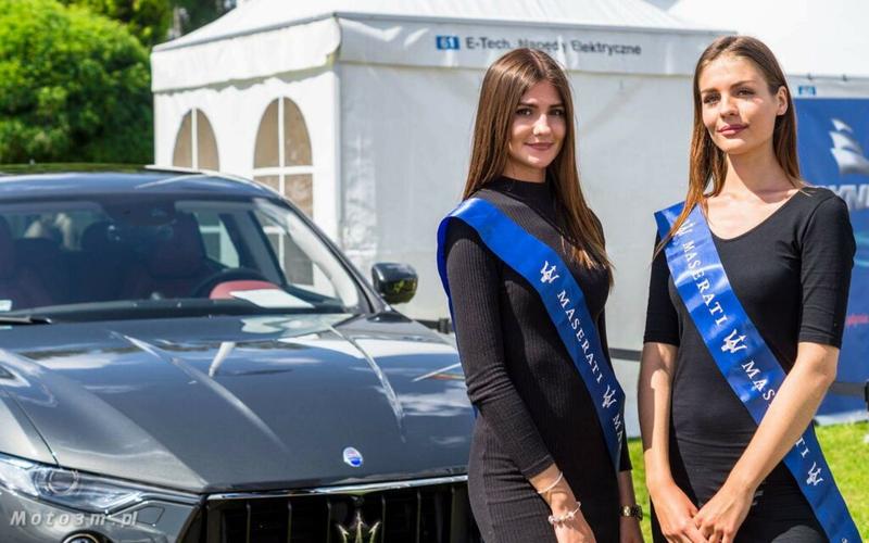 Hostessy na targach motoryzacyjnych: Kluczowa rola, znaczenie i wymagania dla sukcesu wydarzenia