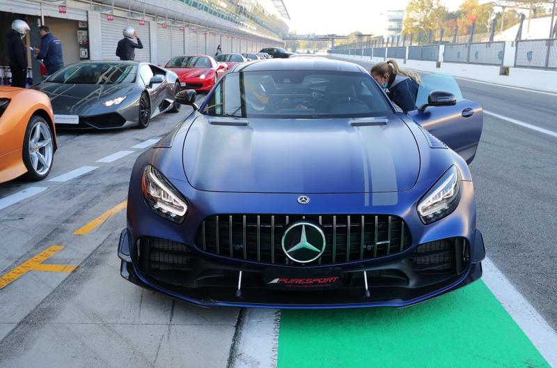 Mercedes AMG GTR Pro - Odkryj moc i osiągi sportowego mistrza torów