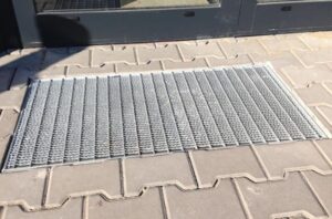 Metalowe wycieraczki zewnętrzne – klucz do trwałości i czystości w Twoim budynku