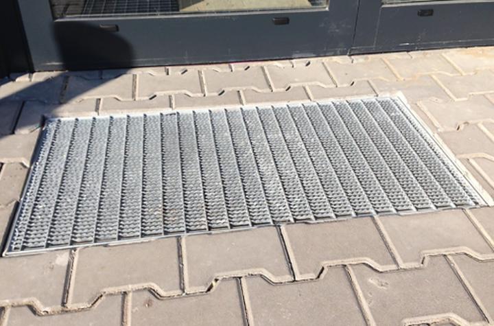 Metalowe wycieraczki zewnętrzne – klucz do trwałości i czystości w Twoim budynku