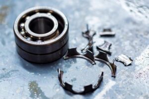 Objawy zużytego łożyska amortyzatora – poznaj sygnały, które mogą zagrażać bezpieczeństwu