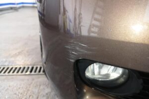 Skuteczne sposoby na usunięcie głębokich rys na lakierze samochodowym i oszczędność na naprawach