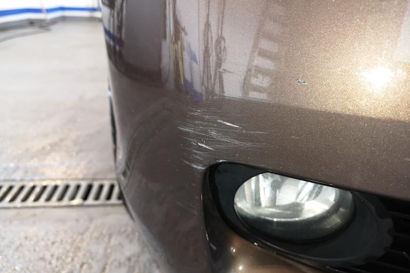 Skuteczne sposoby na usunięcie głębokich rys na lakierze samochodowym i oszczędność na naprawach