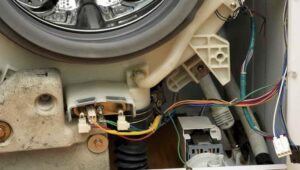 Kiedy amortyzatory w pralce zawodzą: objawy, których nie możesz zignorować