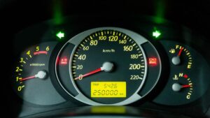 Przebieg 15-letniego samochodu: Jakie normy i zagrożenia mogą zdradzić jego prawdziwy stan?