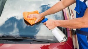 Skuteczne sposoby na umycie tłustych szyb w samochodzie bez smug i frustracji