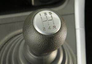 Jak rozpoznać objawy luzu na skrzyni biegów i uniknąć kosztownych napraw