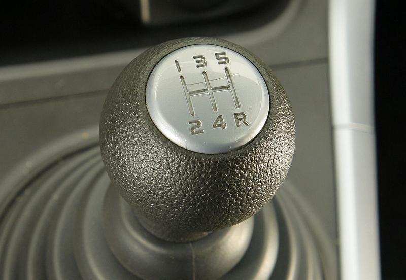 Jak rozpoznać objawy luzu na skrzyni biegów i uniknąć kosztownych napraw