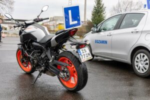 Jakie są wymagania wiekowe na prawo jazdy na motor? Odkryj kategorie i przepisy