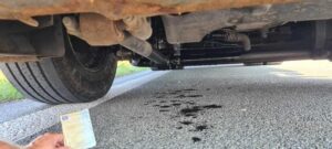 Poważne konsekwencje wycieku oleju z mechanicznej skrzyni biegów dla twojego pojazdu