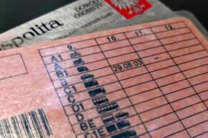 Prawo jazdy na przyczepę kempingową – co musisz wiedzieć, by uniknąć mandatu?