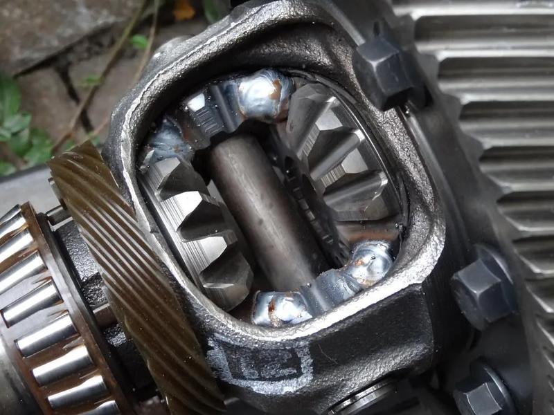 Jak rozpoznać objawy uszkodzenia mechanizmu różnicowego w skrzyni biegów?